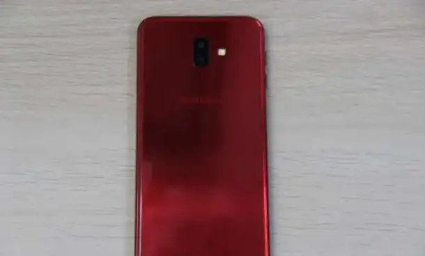Смартфон Samsung Galaxy J6+ (2018), фотография 2