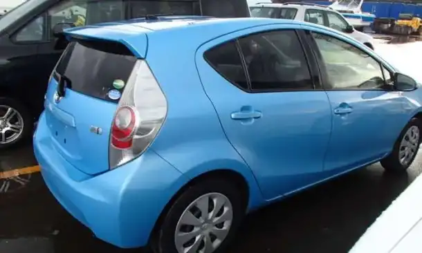 Toyota Aqua S гибридный хетчбек супер экономичный, фотография 12