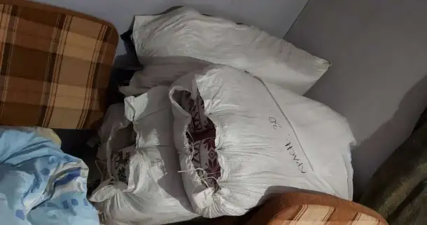 Подушка в шерстяной наволочки с пуговицами. Вязаные наволочки из шерсти двух цветов, фотография 3