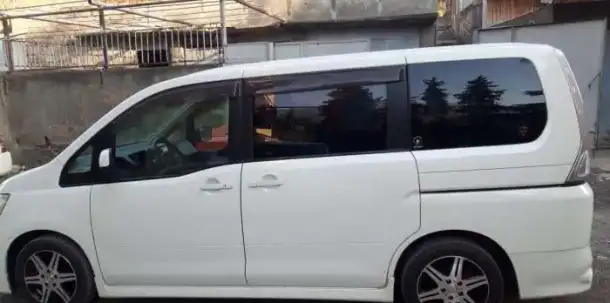 Продаю автомобиль Nissan Serena, фотография 1
