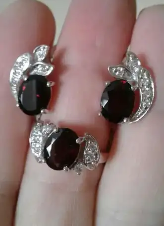 Серебряные серьги и кольцо с гранатами, фотография 1