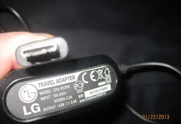 Зарядка sony-ericsson  cst-13  4.9v - 450 ma разъём выхода нестандартный используется в частности  как зарядка для пита, фотография 3