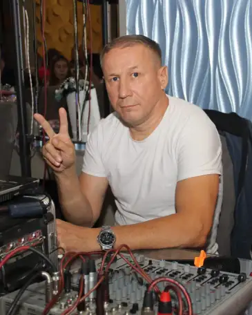 Диджей-звукорежиссер  с оборудованием., фотография 1