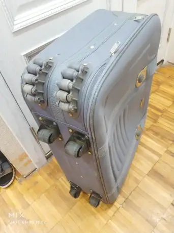 Компактная черная кожаная чистая малая Барсетка 15x10x7 см  Langnika Italy Италия  Сзади место для ремня, фотография 13
