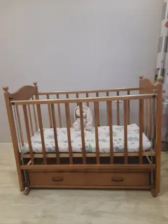 Недорого продам детскую кроватку  маятник с матрацем, фотография 2