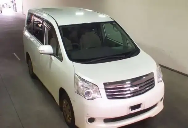 TOYOTA NOAH 7-ми местный полноприводный минивен, фотография 2