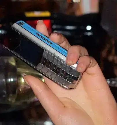 Новый Vertu Ascent Azure Special Edition, фотография 3