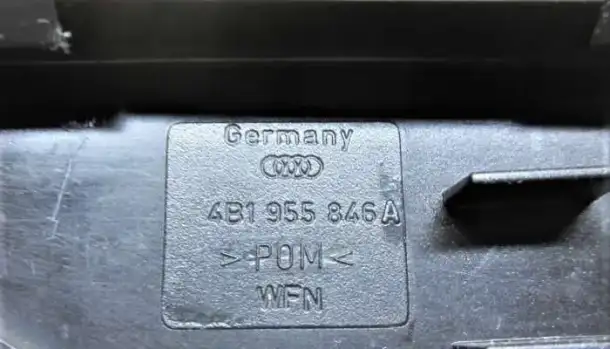 Кронштейн шланга омывателя стекла (левый) - Audi A6 )  C5, AEB, фотография 4