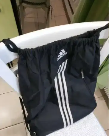 Чёрный мешок Adidas 50x40 см с фирменными характерными белыми полосками для сменки обуви  формы уроков физкультуры, фотография 2