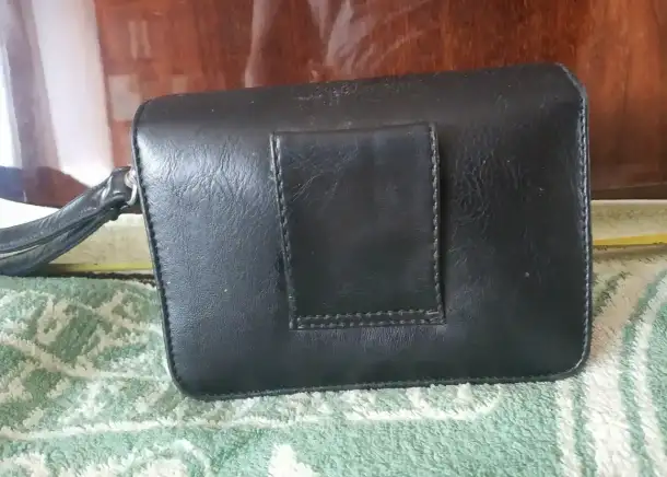 Компактная черная кожаная чистая малая Барсетка 15x10x7 см  Langnika Italy Италия  Сзади место для ремня, фотография 7