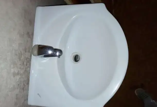 Тумба с раковиной и смесителем, фотография 4