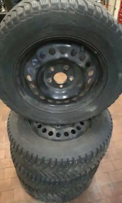 Шины 215/65 16 б/у зимние шипованные, фотография 1
