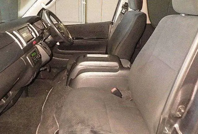 Грузопассажирский микроавтобус Toyota Hiace Van кузов GDH201V 5 мест 1,2 тн гв 2018, фотография 4
