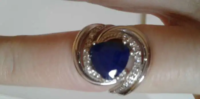 Серебряное кольцо с сапфиром и фианитами, фотография 1