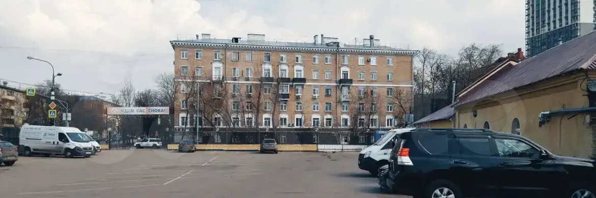 Сдаются машиноместа на охраняемой открытой парковке на территории 