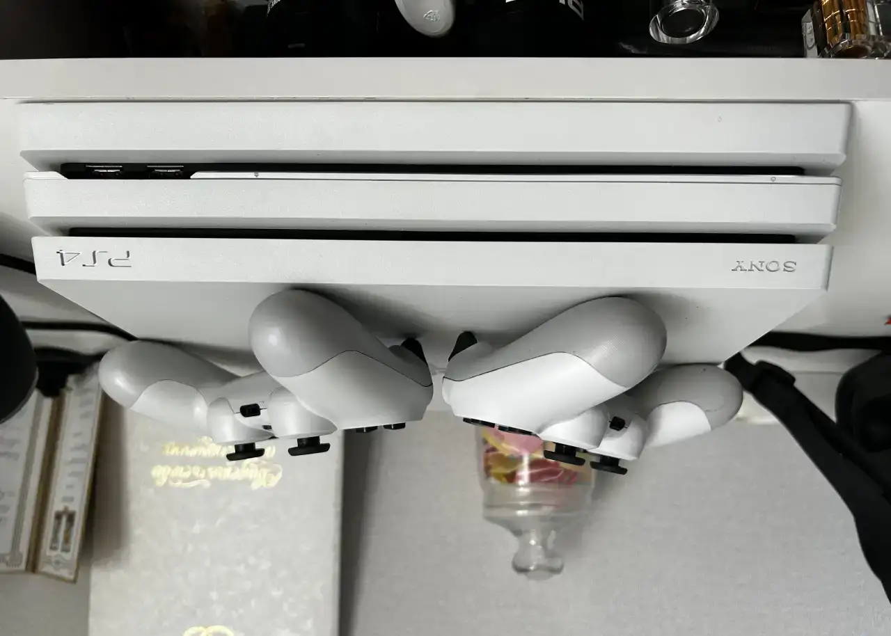 Продам PS 4 pro(white) на 1 тб, фотография 1