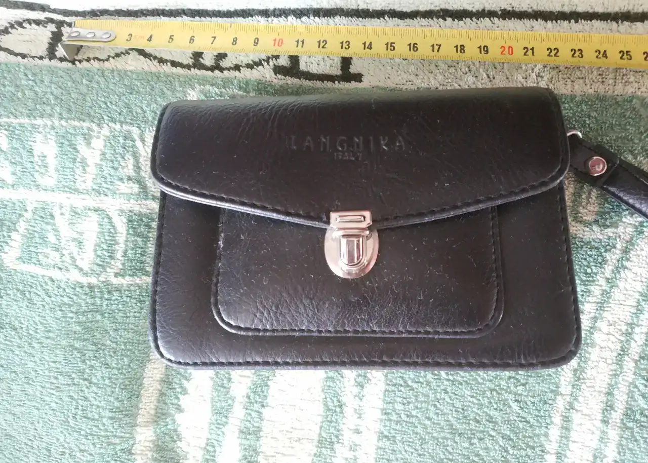 Компактная черная кожаная чистая малая Барсетка 15x10x7 см  Langnika Italy Италия  Сзади место для ремня, фотография 2