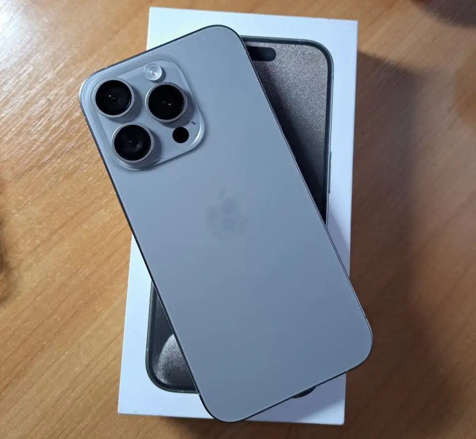 Продам iPhone 15 pro Natural Titanium 256 гб  Состояние идеальное, все функции работают. Телефон еще на гарантии  Компле, фотография 1