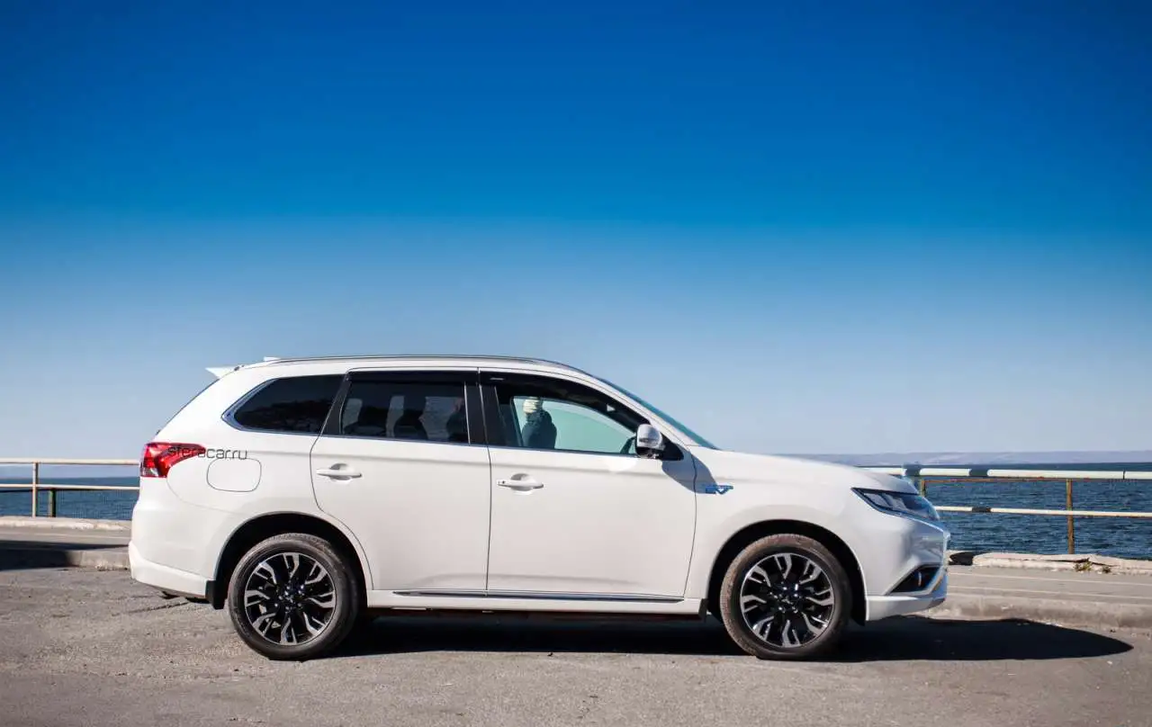 MITSUBISHI OUTLANDER PHEV GG2W 2017Г  ПРОДАЕТСЯ В ОТЛИЧНОМ СОСТОЯНИИ С АУКЦИОНОВ ЯПОНИИ ПОД ЗАКАЗ, фотография 1