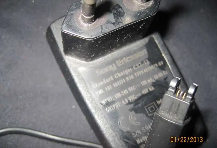 Зарядка sony-ericsson  cst-13  4.9v - 450 ma разъём выхода нестандартный используется в частности  как зарядка для пита, фотография 1