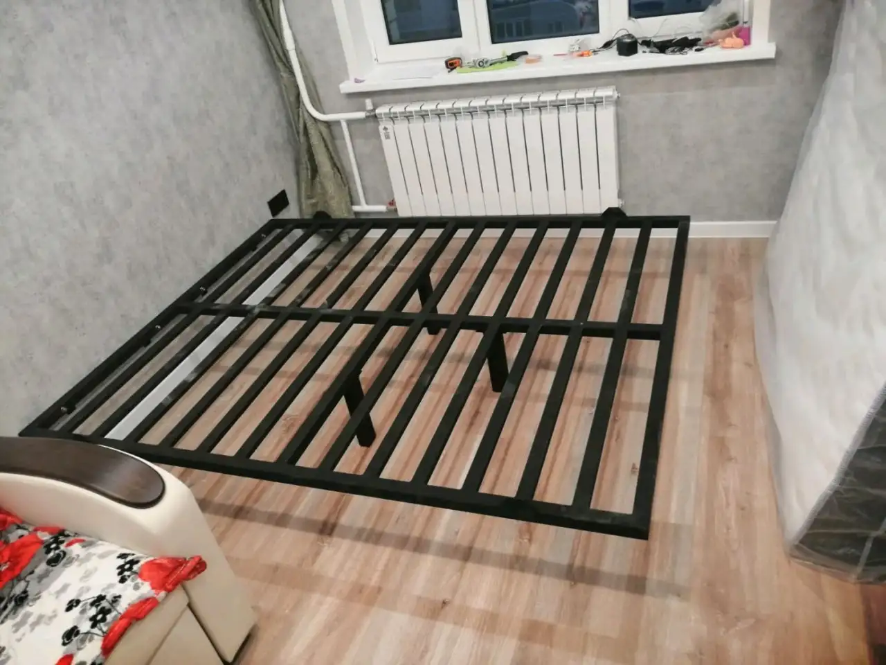 Парящая кровать, Кровать в стиле лофт, Кровать из металлопрофиля, фотография 2