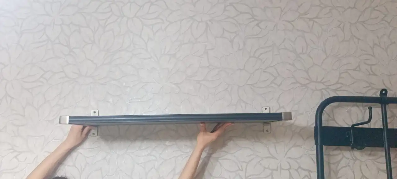 Вешалка IKEA с лавочкой и обувницей (9700 руб)+ полка для головных уборов из натурального дерева с металлическими торцам, фотография 3