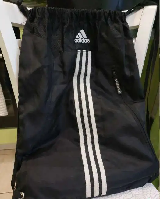 Чёрный мешок Adidas 50x40 см с фирменными характерными белыми полосками для сменки обуви  формы уроков физкультуры, фотография 1