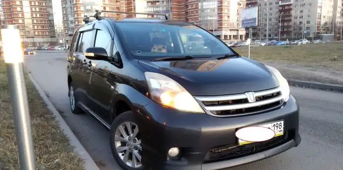 Toyota Isis, фотография 1