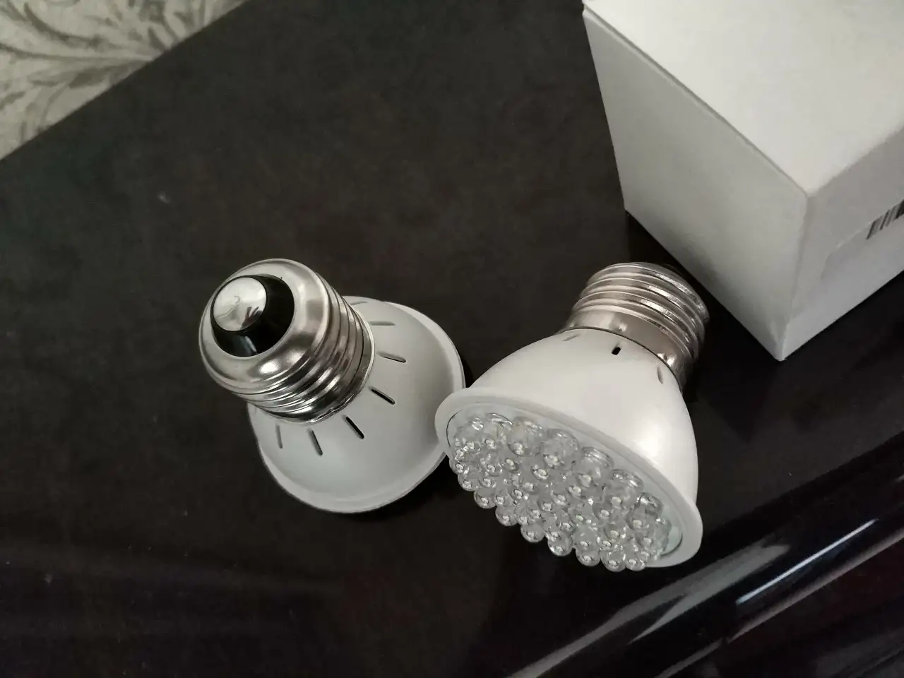 Супер экономичные led лампы цоколь стандартный свет холодный космос лампочки, фотография 3