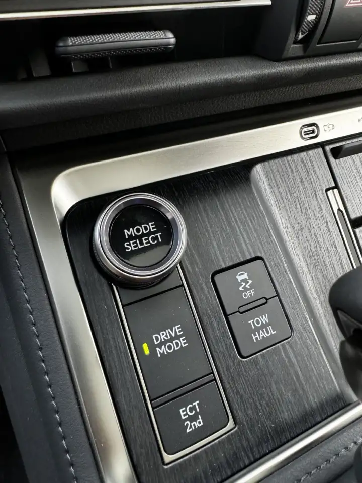 Lexus GX 550 в максимальной комплектации, фотография 11