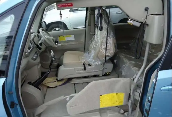 Toyota Porte хетчбек для водителя колясочника, фотография 3