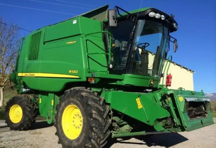 Зерноуборочный комбайн John Deere с жаткой, фотография 1