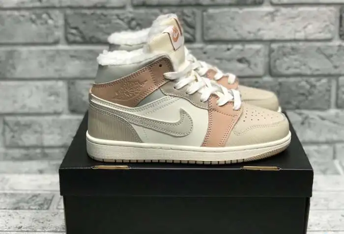 Кроссовки Nike Air Jordan Retro High .УНИСЕКС.Зима, фотография 1