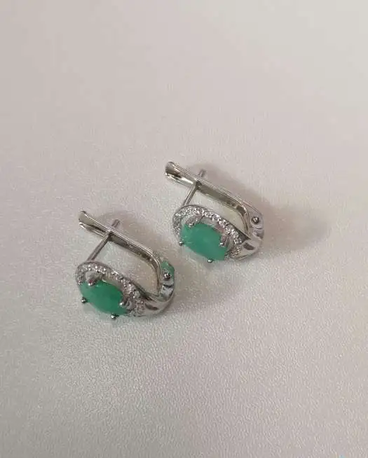 Серебряные серьги с зеленым изумрудом и цирконием, фотография 1