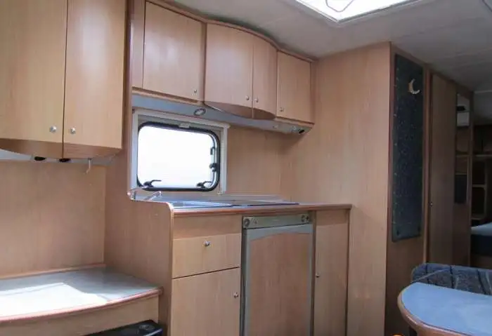Дом на колесах, прицеп дача для легкового автомобля  BUERSTNER AMARA 690 TS, фотография 5