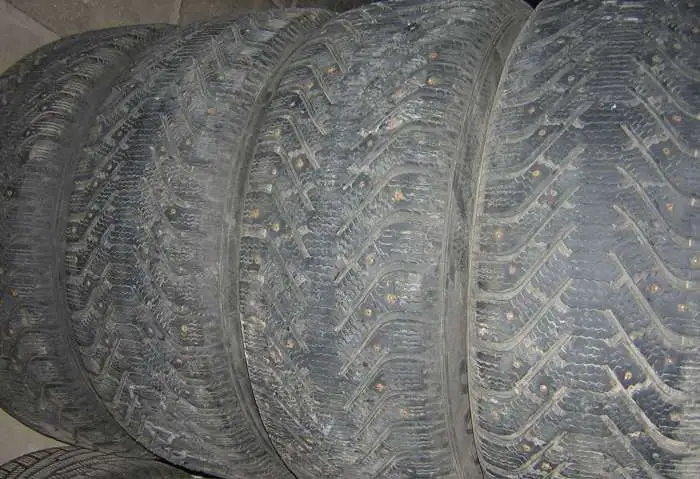 Шины 255/55 R18 GOODYEAR UG500 (зимние шипованные)  2шт., в хорошем состоянии, технология RunFlat (антипрогольные), корд, фотография 1