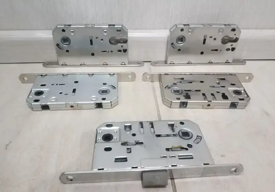 Новый замок Fuaro 585 руб в коробке 4 бу замков и Накладки на замок 250 руб, фотография 4