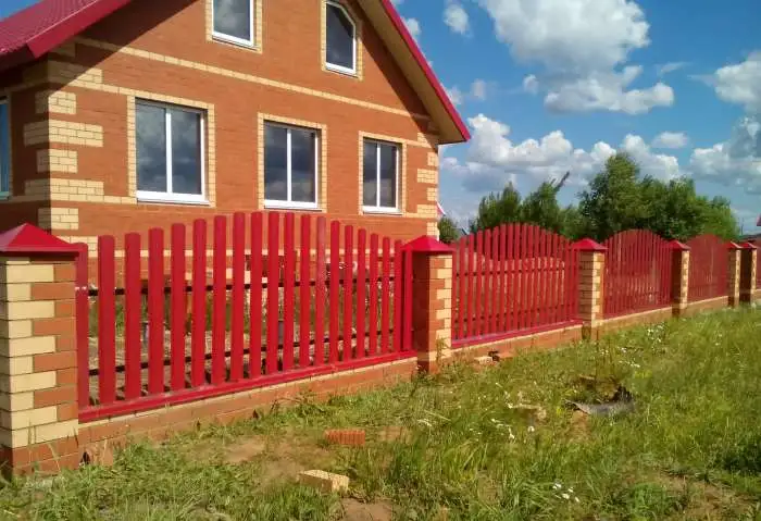 Металлический евроштакетник, фотография 1