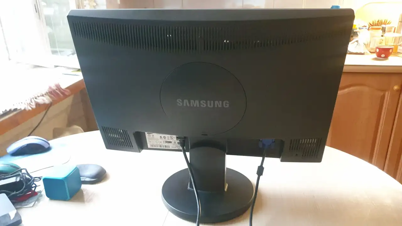 Монитор Samsung SyncMaster 2243NW 22, фотография 5