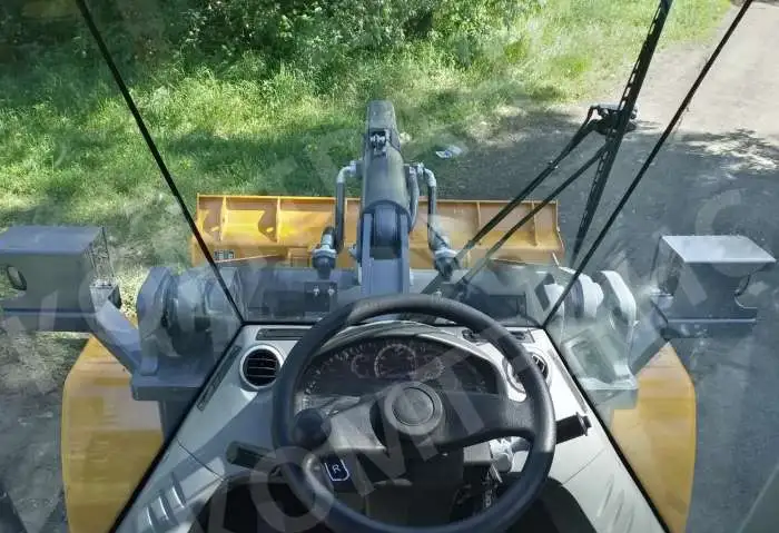 фронтальный погрузчик XCMG LW300KN, фотография 8