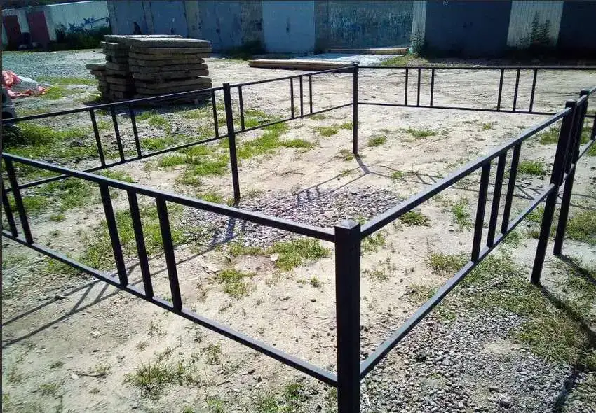 Оградки, столы, лавочки, кресты на кладбище., фотография 7
