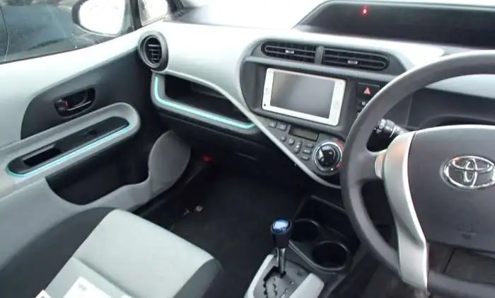 Toyota Aqua S гибридный хетчбек супер экономичный, фотография 6