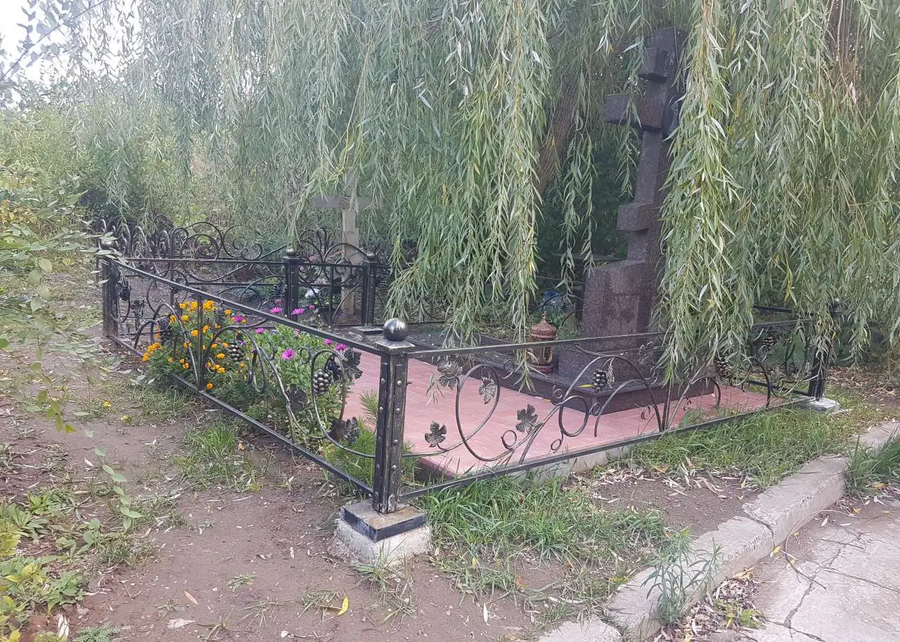 Ограды на кладбище. Кованые кресты, столики, лавочки., фотография 7