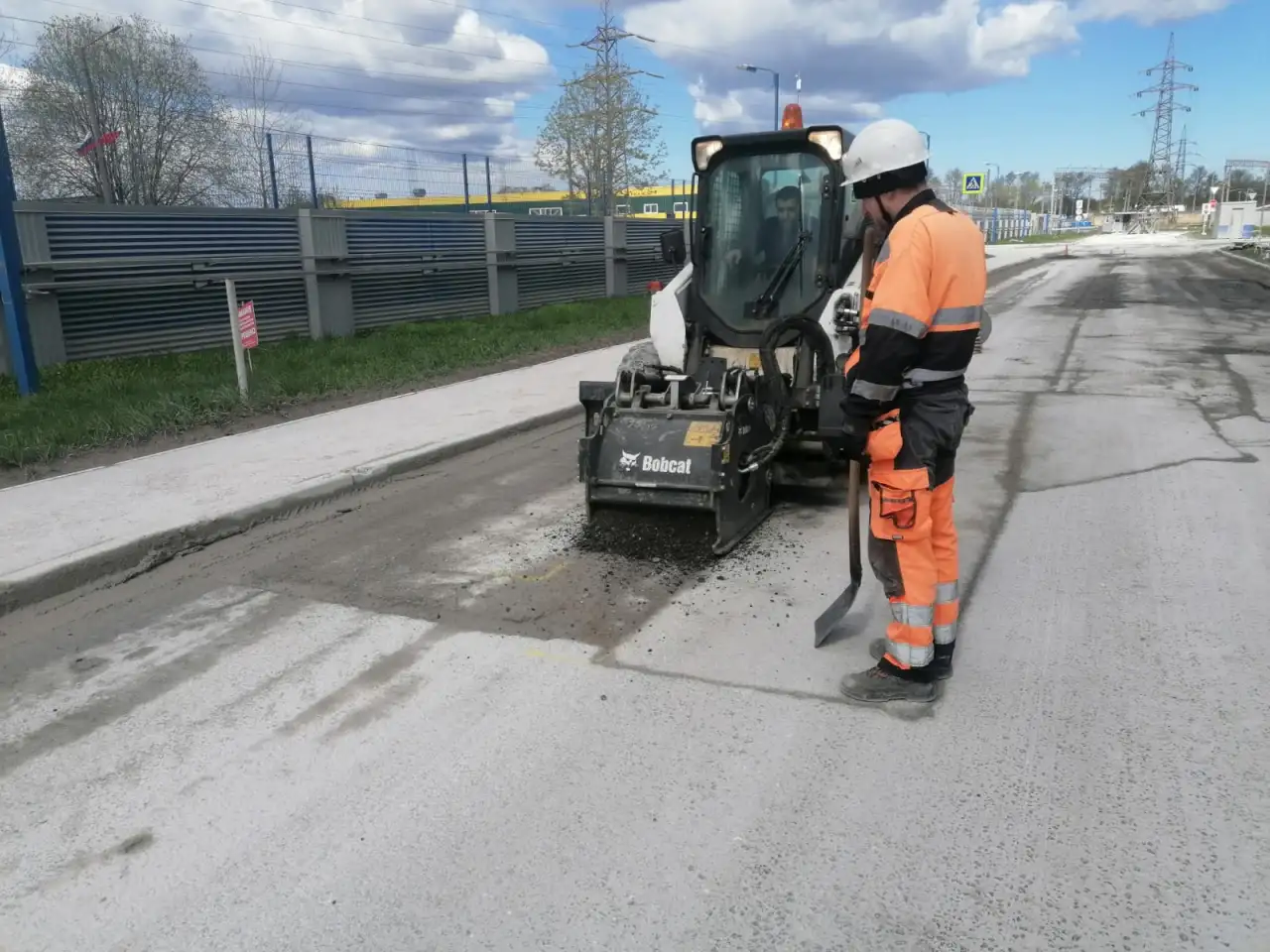 Аренда мини-погрузчик Bobcat с фрезой S650HF, фотография 1
