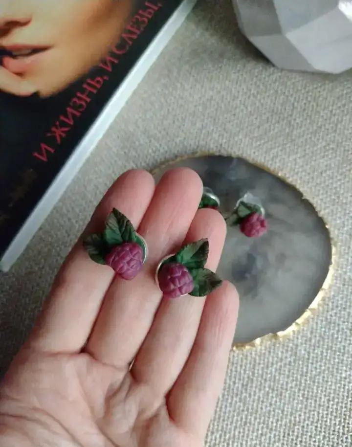 Серьги гвоздики с малинкой, фотография 4