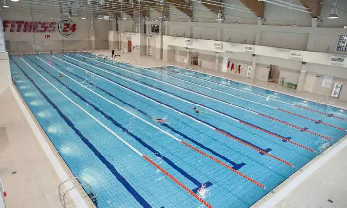 Бассейн 50 метров в клубе FITNESS 24 на Ветеранов в Санкт-Петербурге, фотография 1