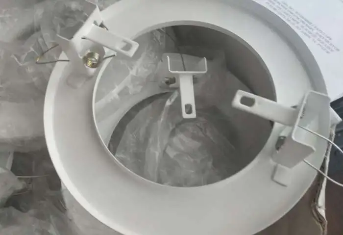 Кольцо монтажное стальное  для закрытия в потолке отверстий для поджима круглых детекторов дыма к поверхности плиты, фотография 2