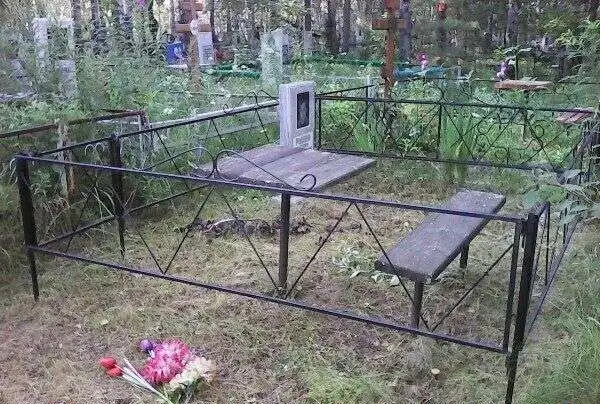 Оградки на кладбище, фотография 1