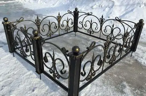 Кованые ограды на кладбище, кресты, лавочки, фотография 2