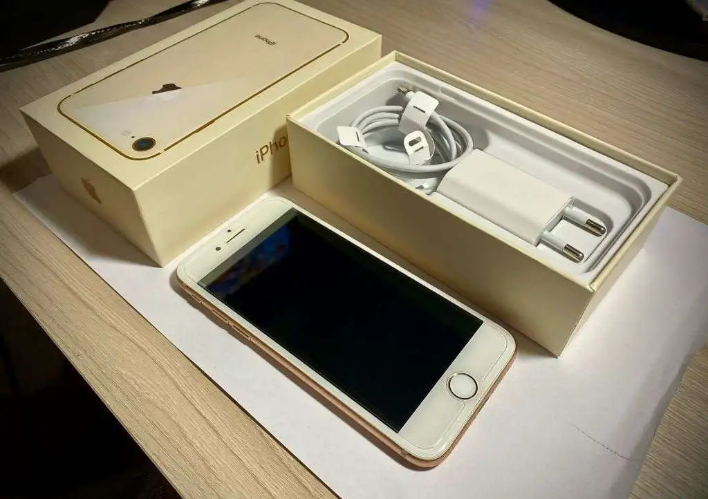 Apple iPhone 8 Gold, фотография 1